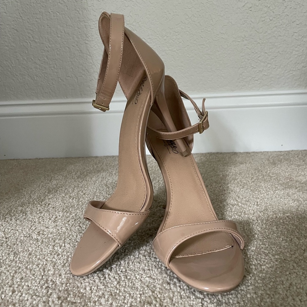 Mossimo nude heels. Size 8.5
